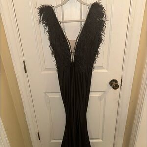 Super cute black dress, perfect for prom or similar formal events!!